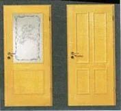 Zwei gelbe Holztüren, eine mit verziertem Glaseinsatz, eine mit geschlossener Fläche