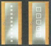 Holztüren mit Milchglas und quadratischen Mustern als moderne Innentüren
