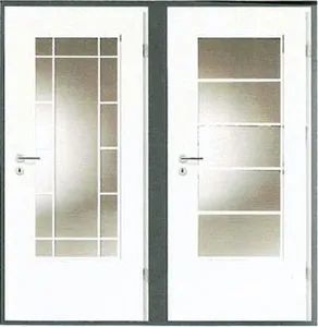 Weiße Doppeltür mit großen Glasflächen und schmalen Sprossenrahmen