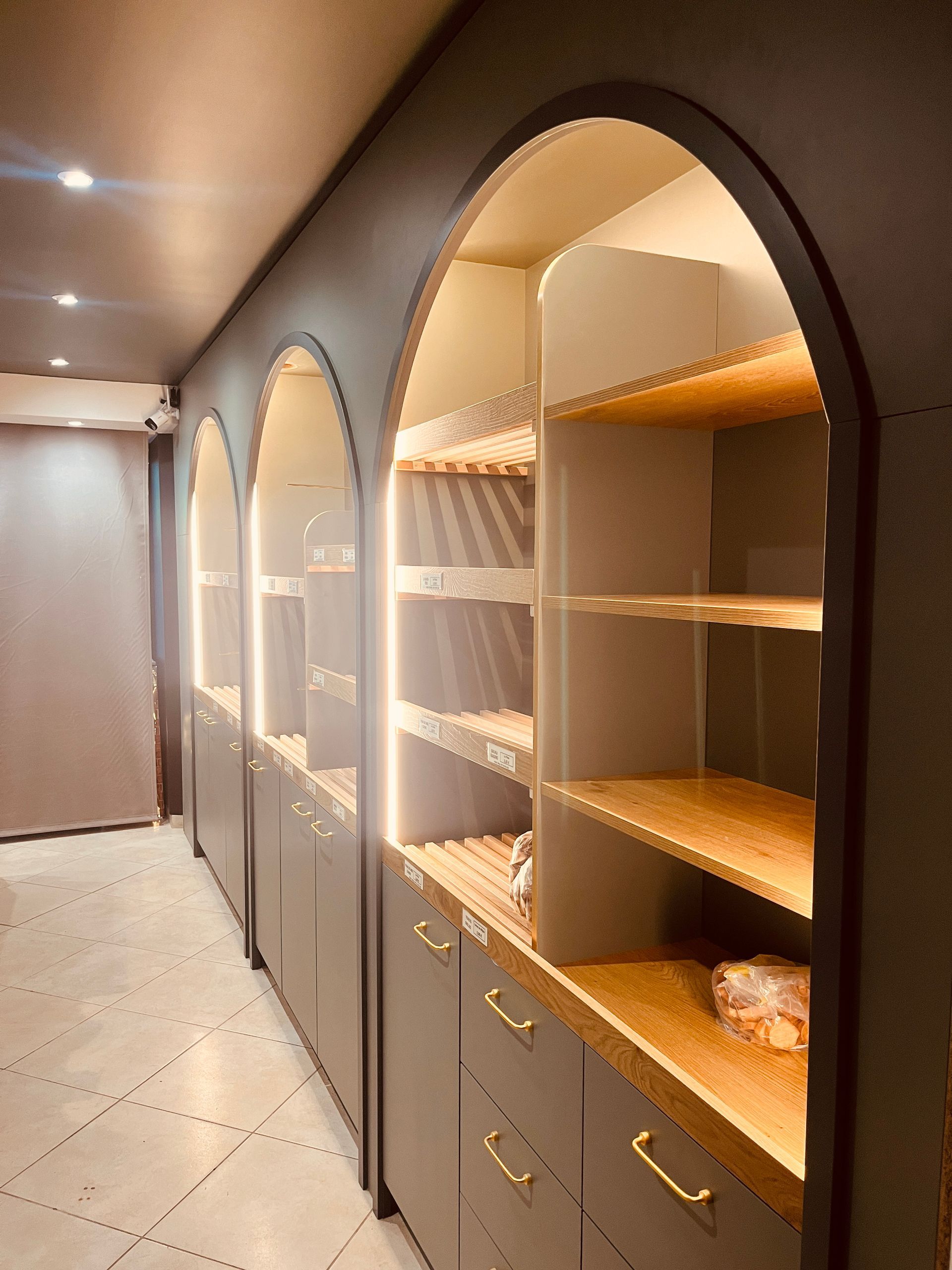 Meuble avec étagères