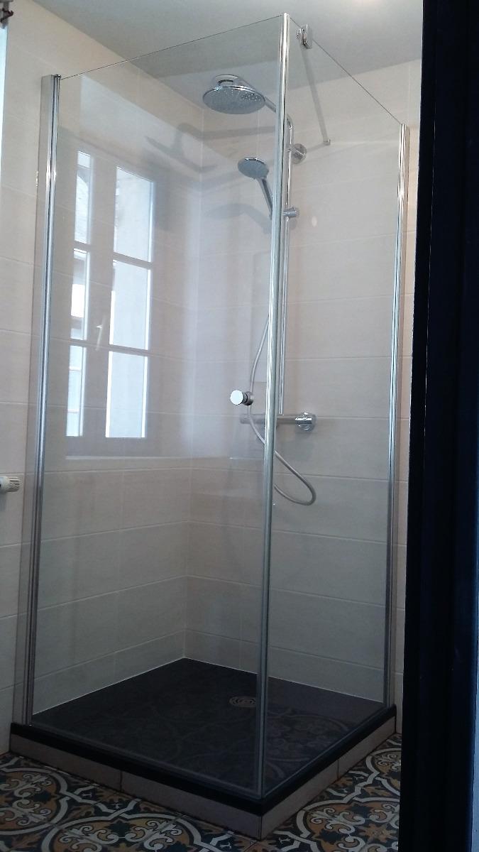 Douche avec porte pivotante