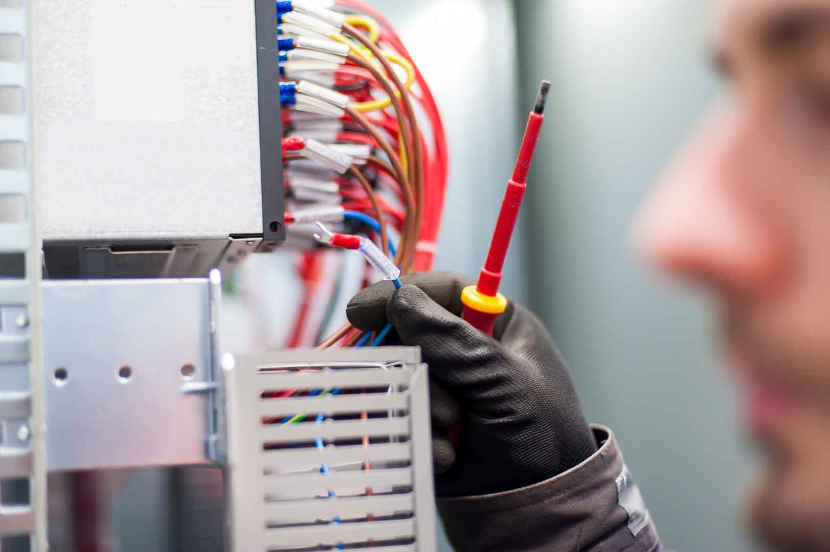 Un électricien installe des câbles