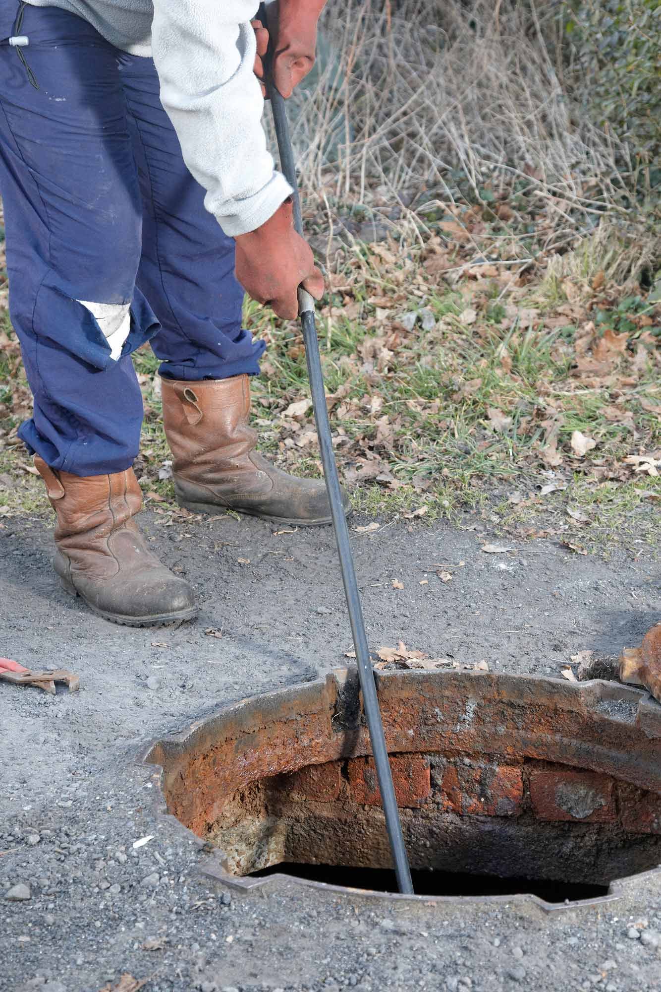 Un expert effectue le débouchage de canalisation