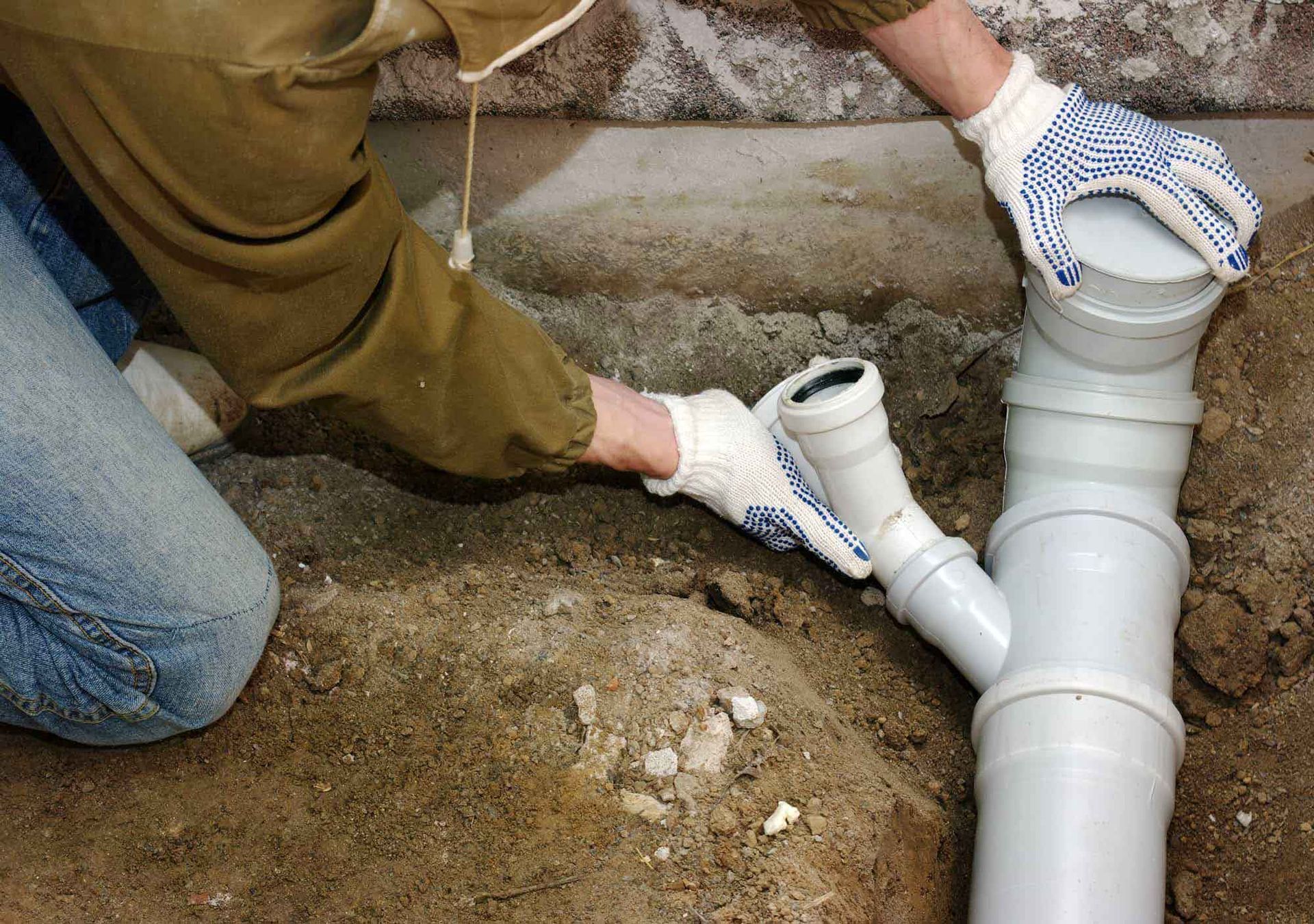 Un professionnel tient un tuyau de canalisation