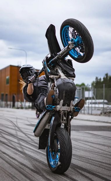 Un hombre está haciendo un truco en una motocicleta todoterreno.