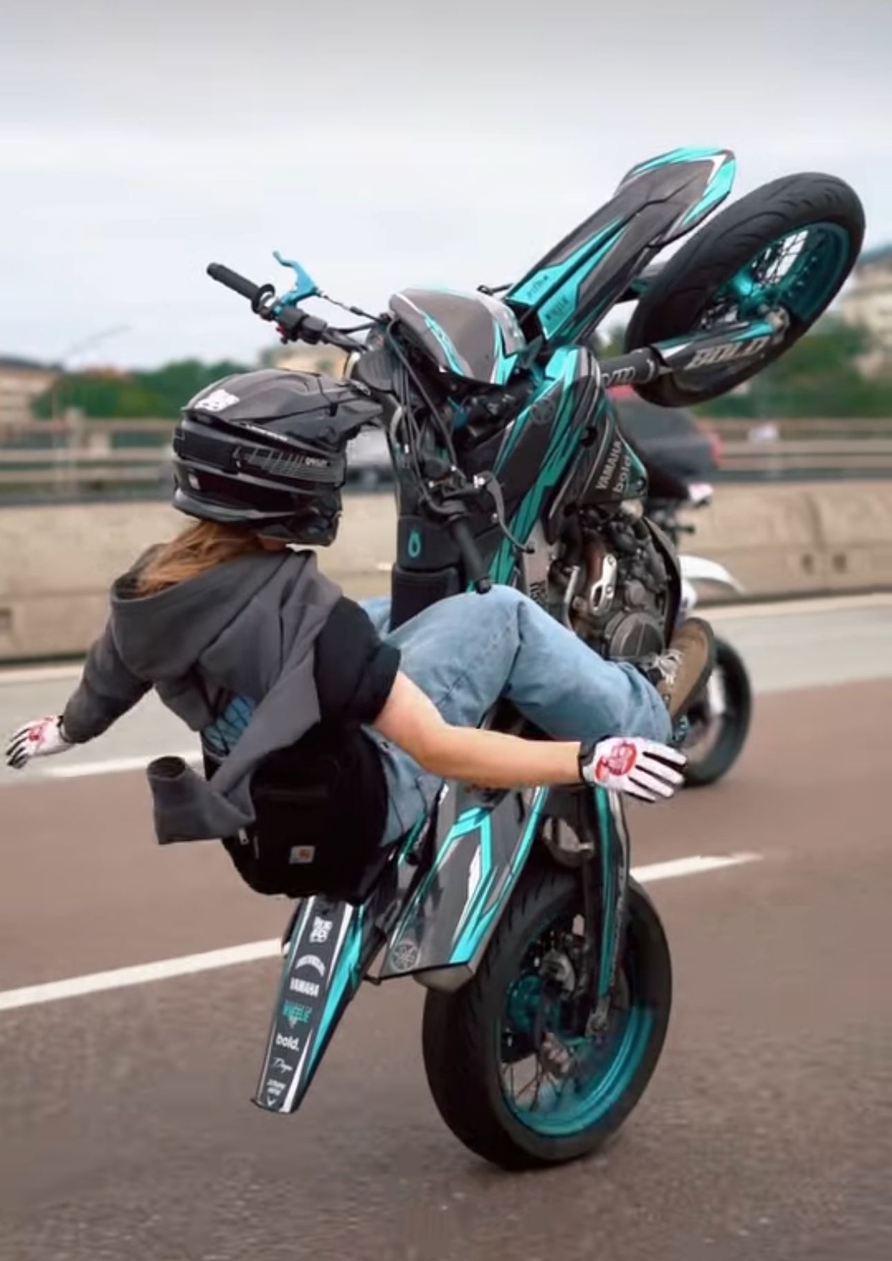Un hombre está haciendo un truco en una motocicleta todoterreno.