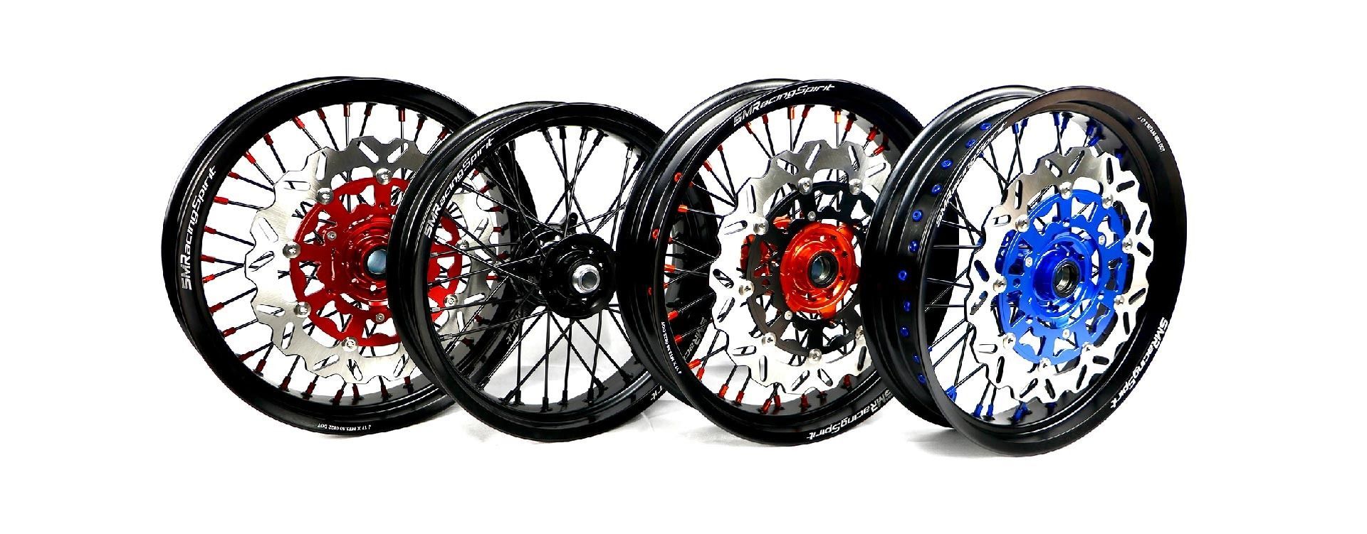 Un par de ruedas de motocicleta de color morado y negro sobre un fondo blanco.