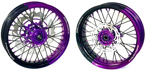 Un par de ruedas de motocicleta de color morado y negro sobre un fondo blanco.