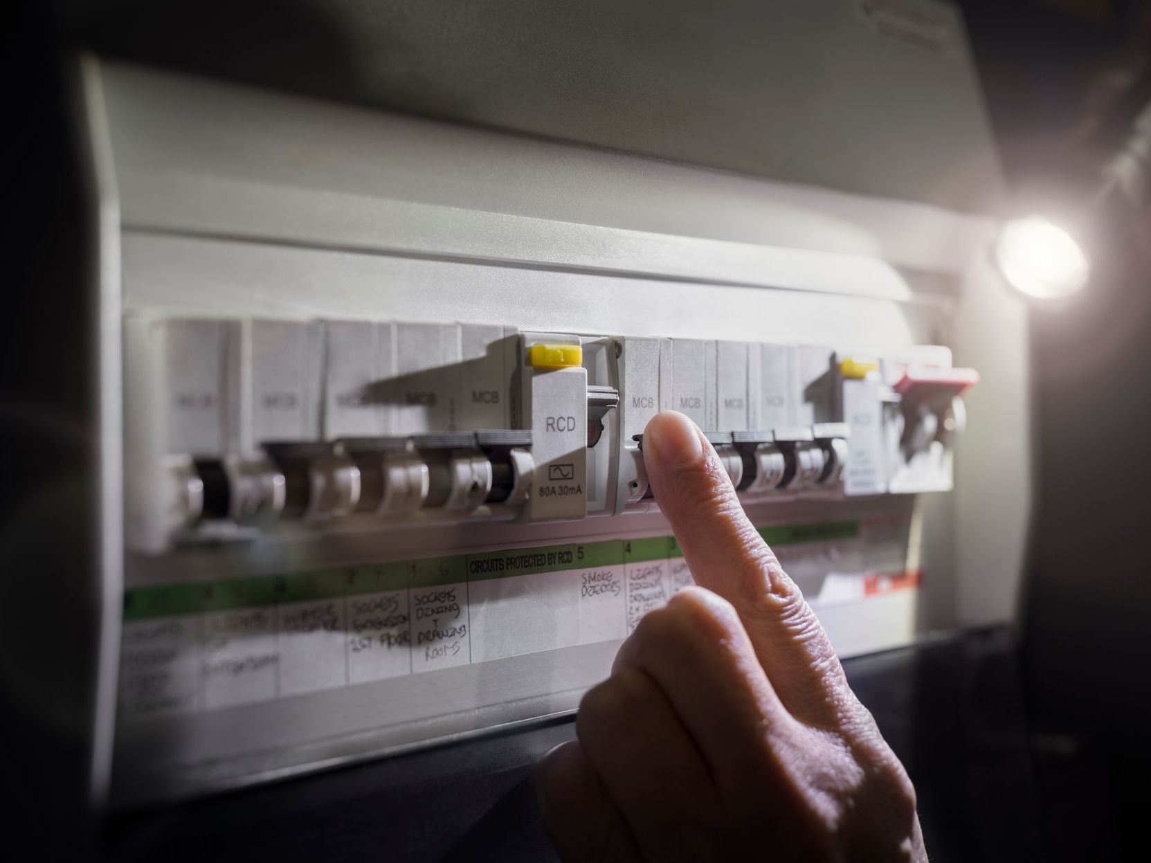 Lampe torche éclaire le compteur électrique