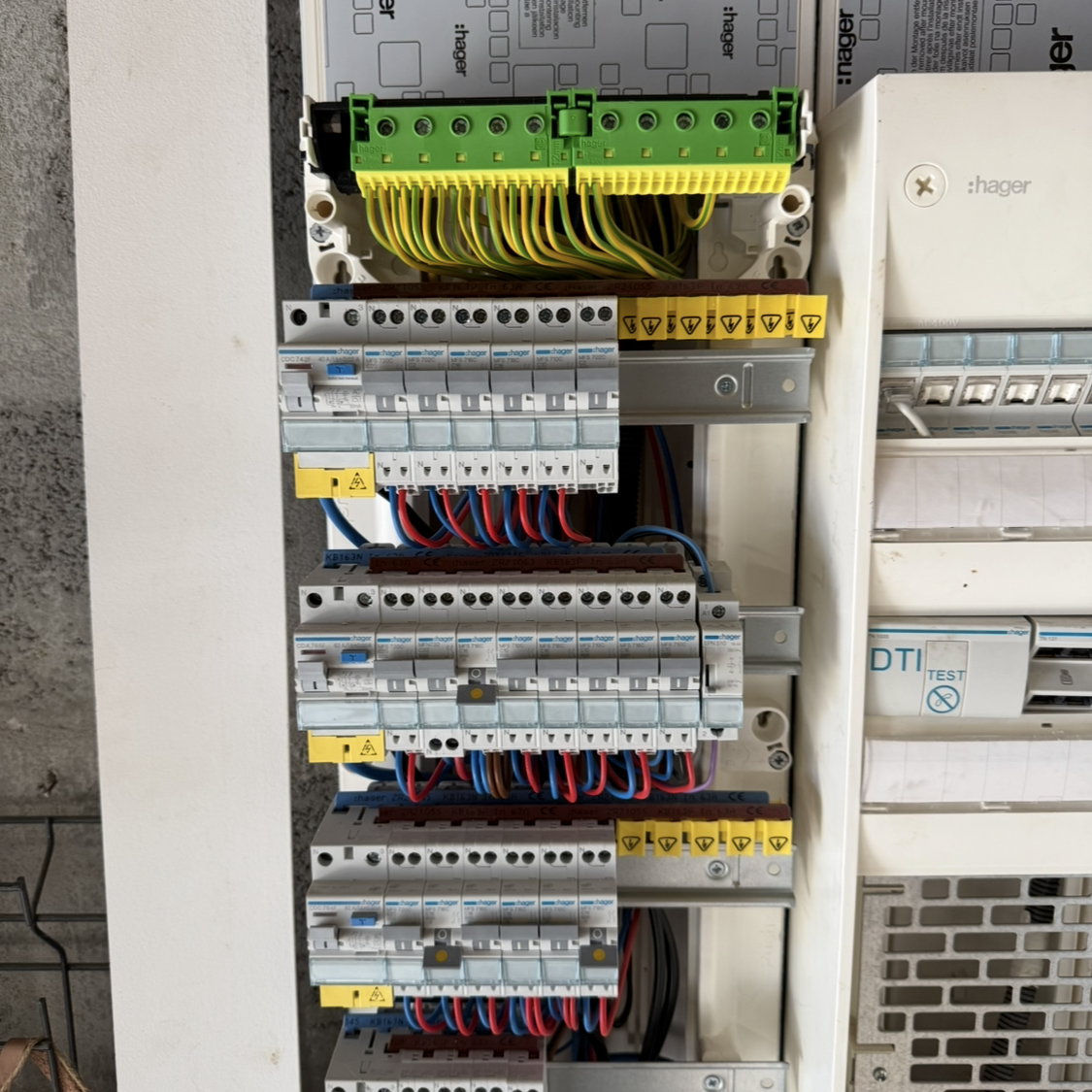 Un tableau électrique ouvert