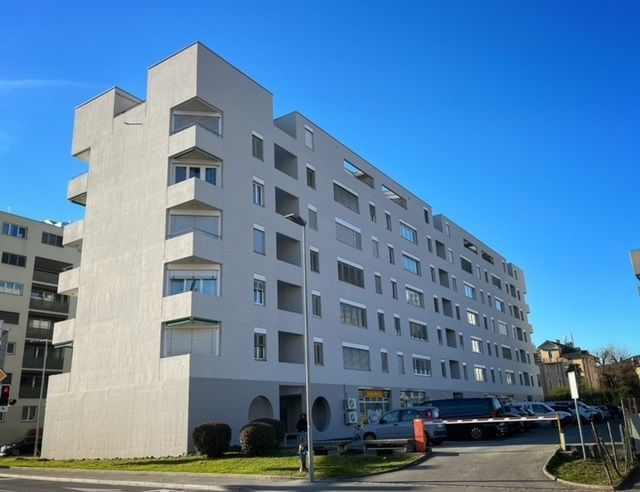 Un grande edificio bianco con un cielo azzurro sullo sfondo