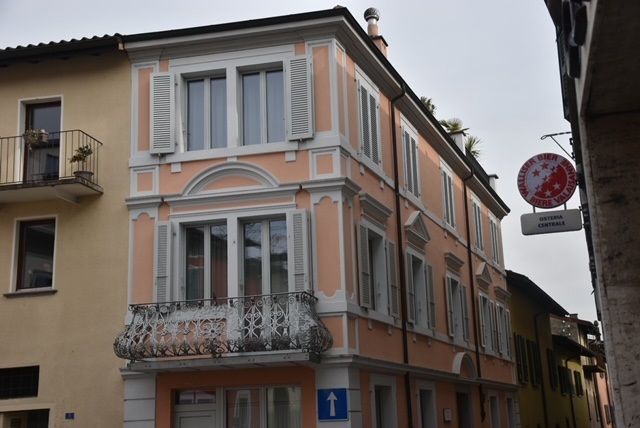 Un edificio con un balcone e un cartello che dice