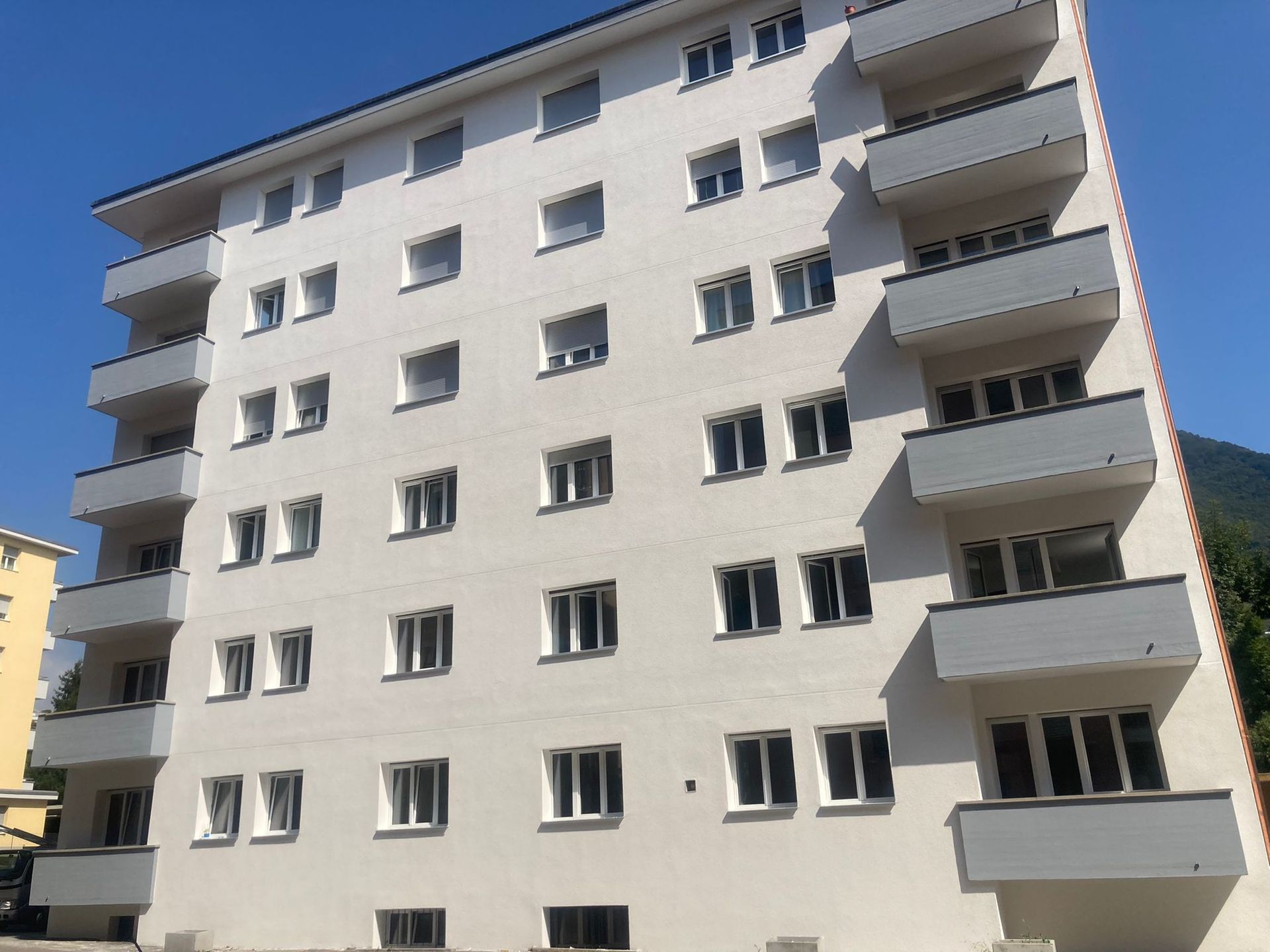 Un grande edificio bianco con molte finestre e balconi