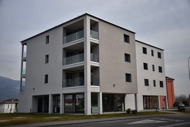 Un grande edificio bianco con molte finestre e balconi