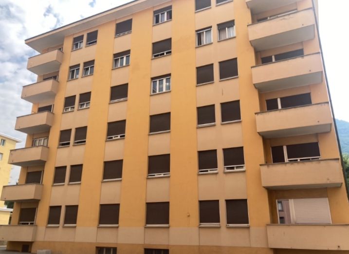 Un grande edificio con molte finestre e balconi