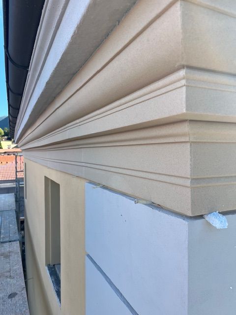 Un primo piano del lato di un edificio con una finestra