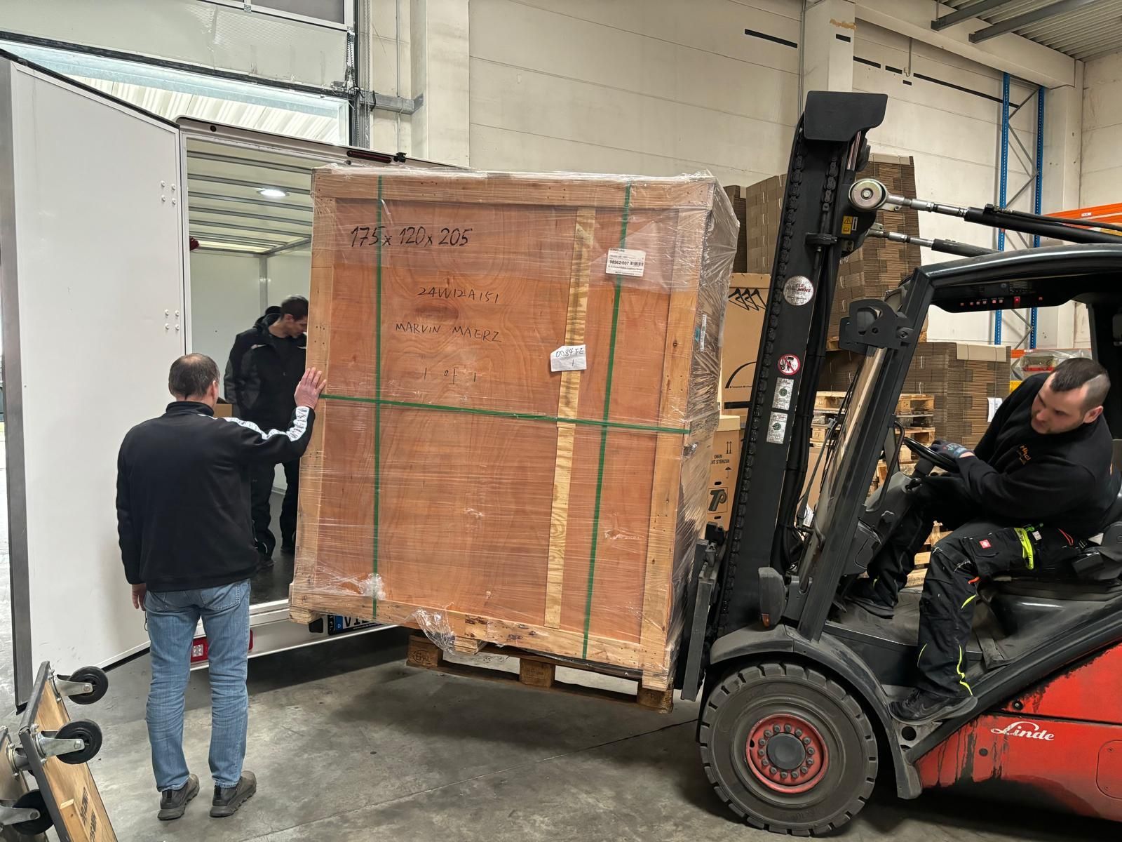 Gabelstapler mit Holzkiste