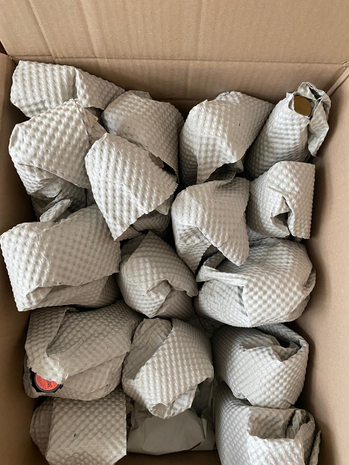 In Kiste verpacktes Geschirr