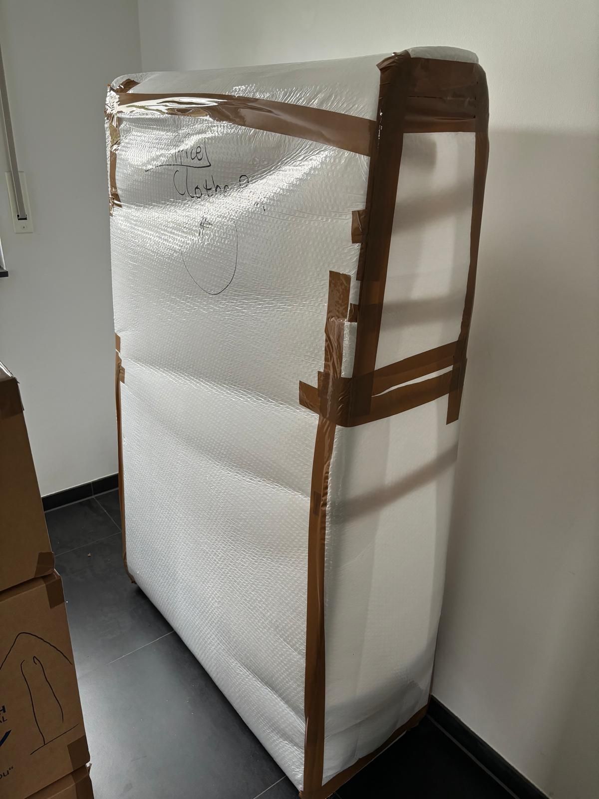 In Folie eingewickelter Schrank