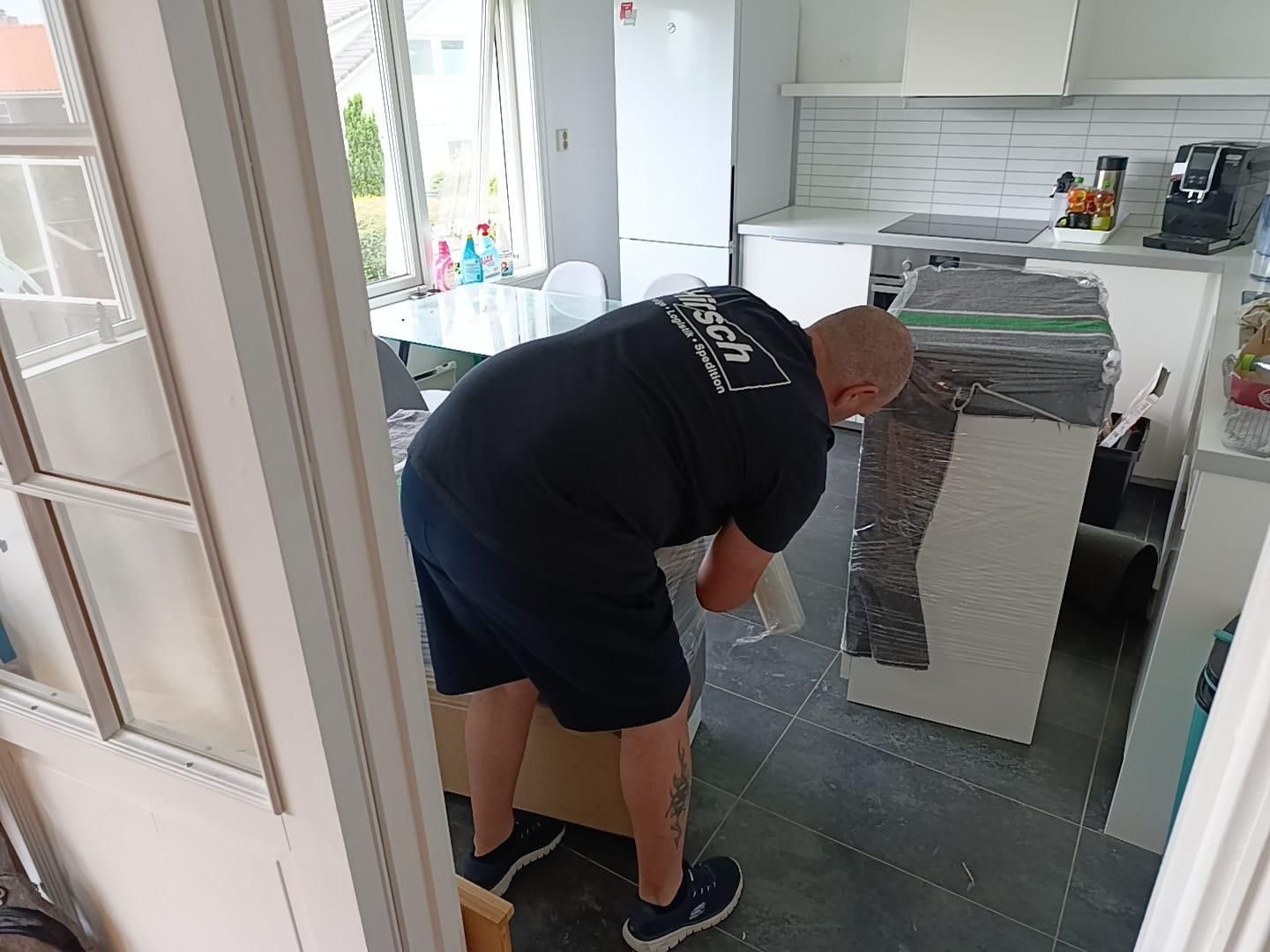 Mitarbeiter beim Kistenpacken