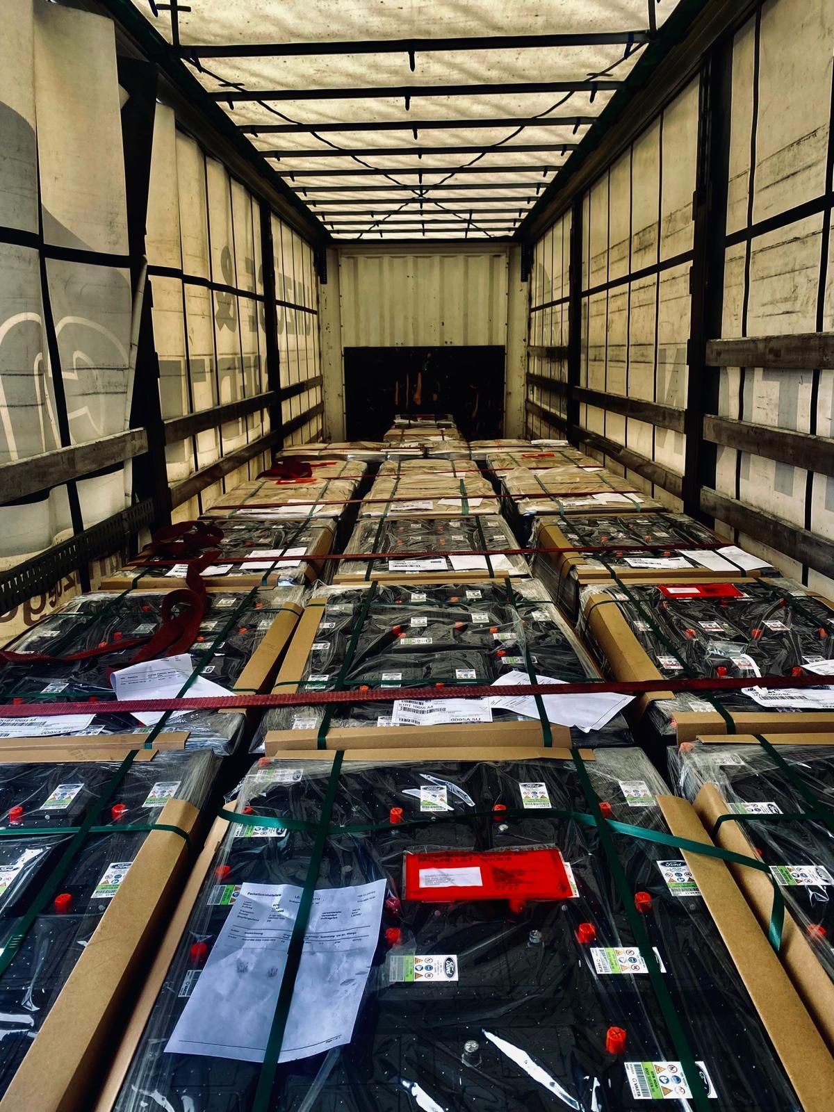 LKW von innen mit Gefahrengut Ladung