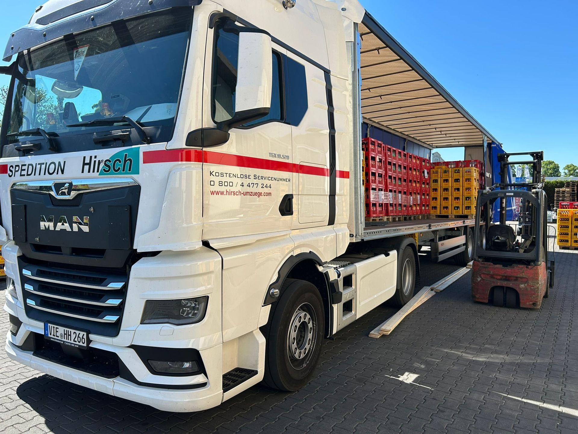 Lastwagen mit Getränke beladen