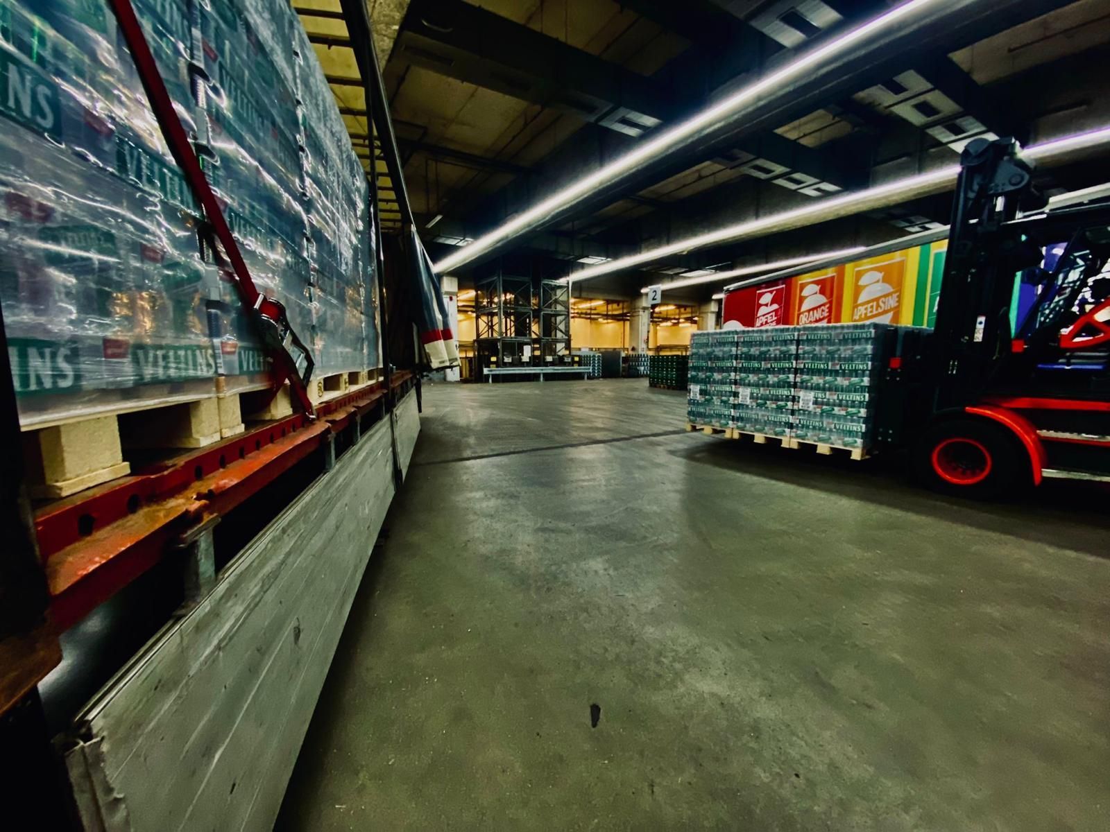 Getränkelager mit Gabelstapler