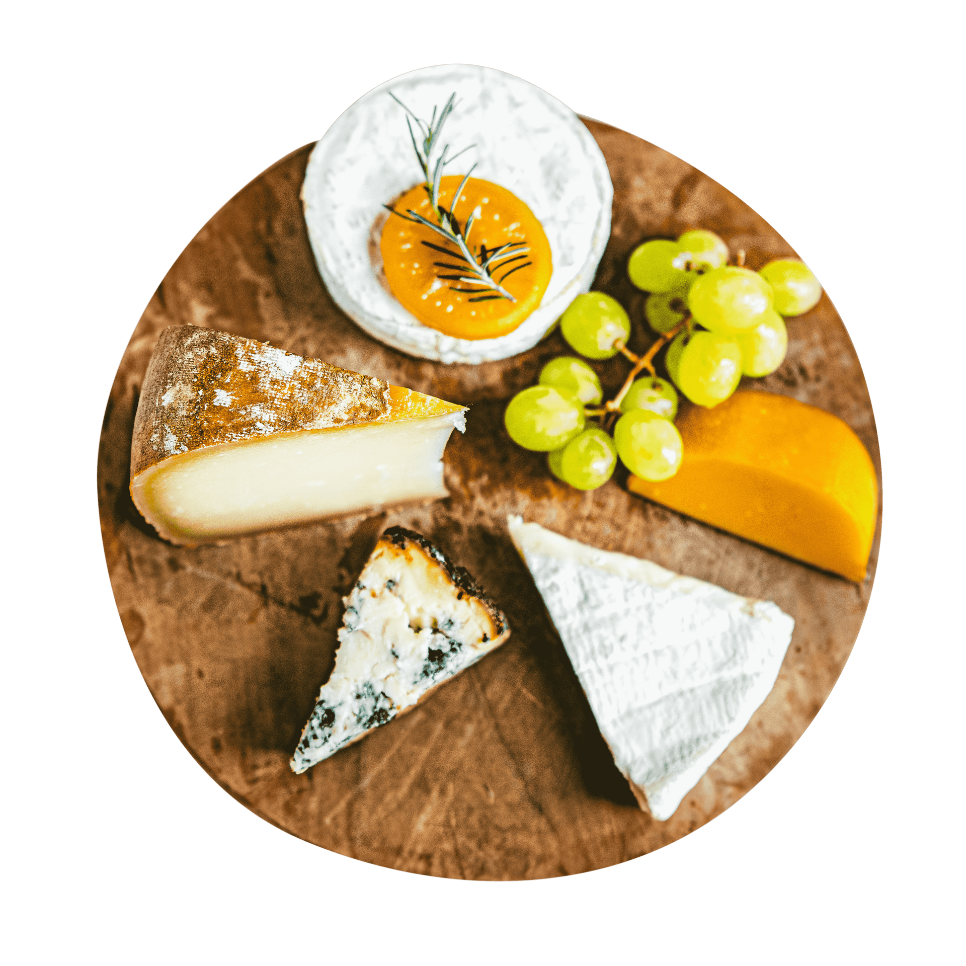 Un morceau de fromage avec des trous sur un fond blanc.