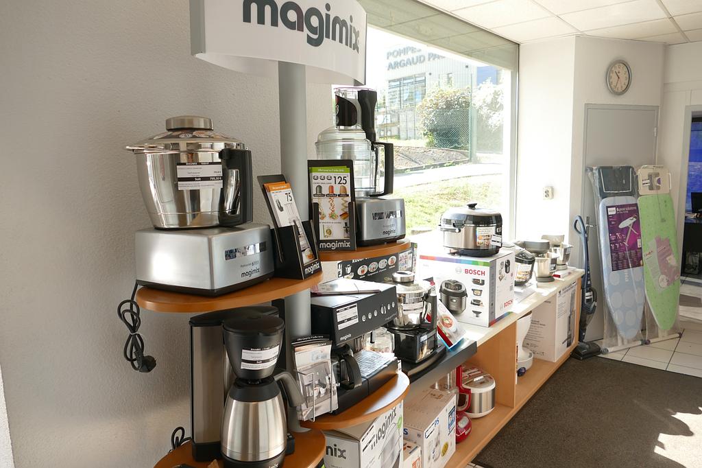 Rayonnage d'appareils de cuisine de marque Magimix