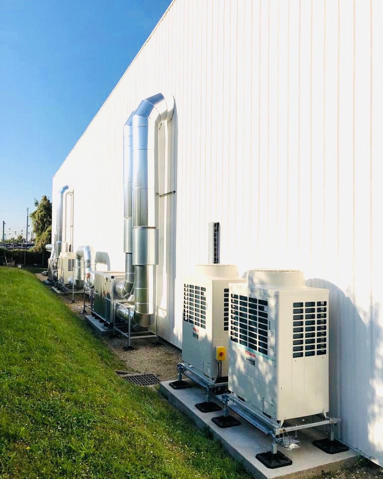 Des groupes de climatisation et des conduits de ventilation