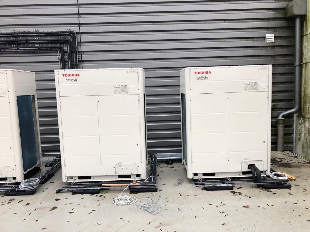 Une rangée de groupes extérieurs TOSHIBA