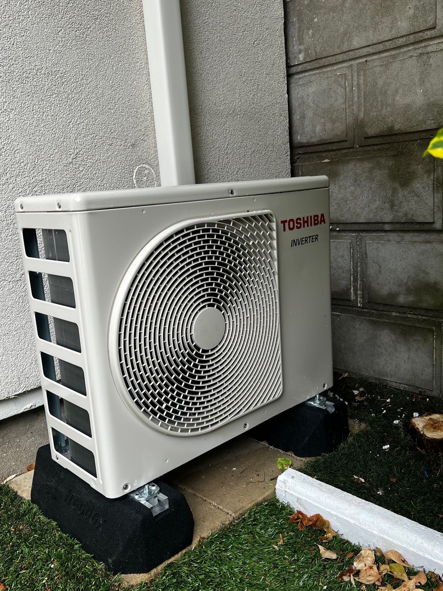 Un climatiseur Toshiba beige.