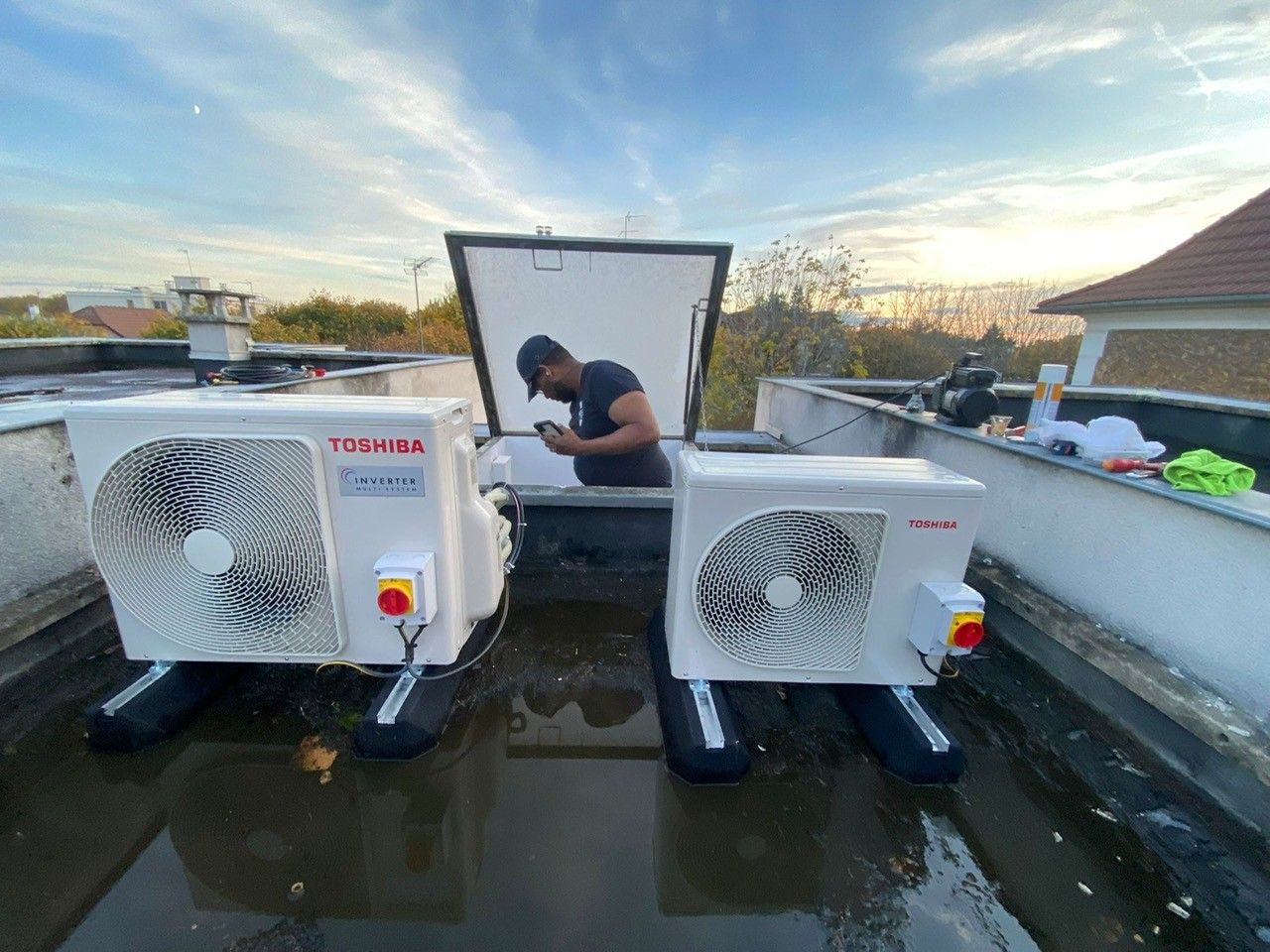 Deux groupes extérieurs de la marque Toshiba