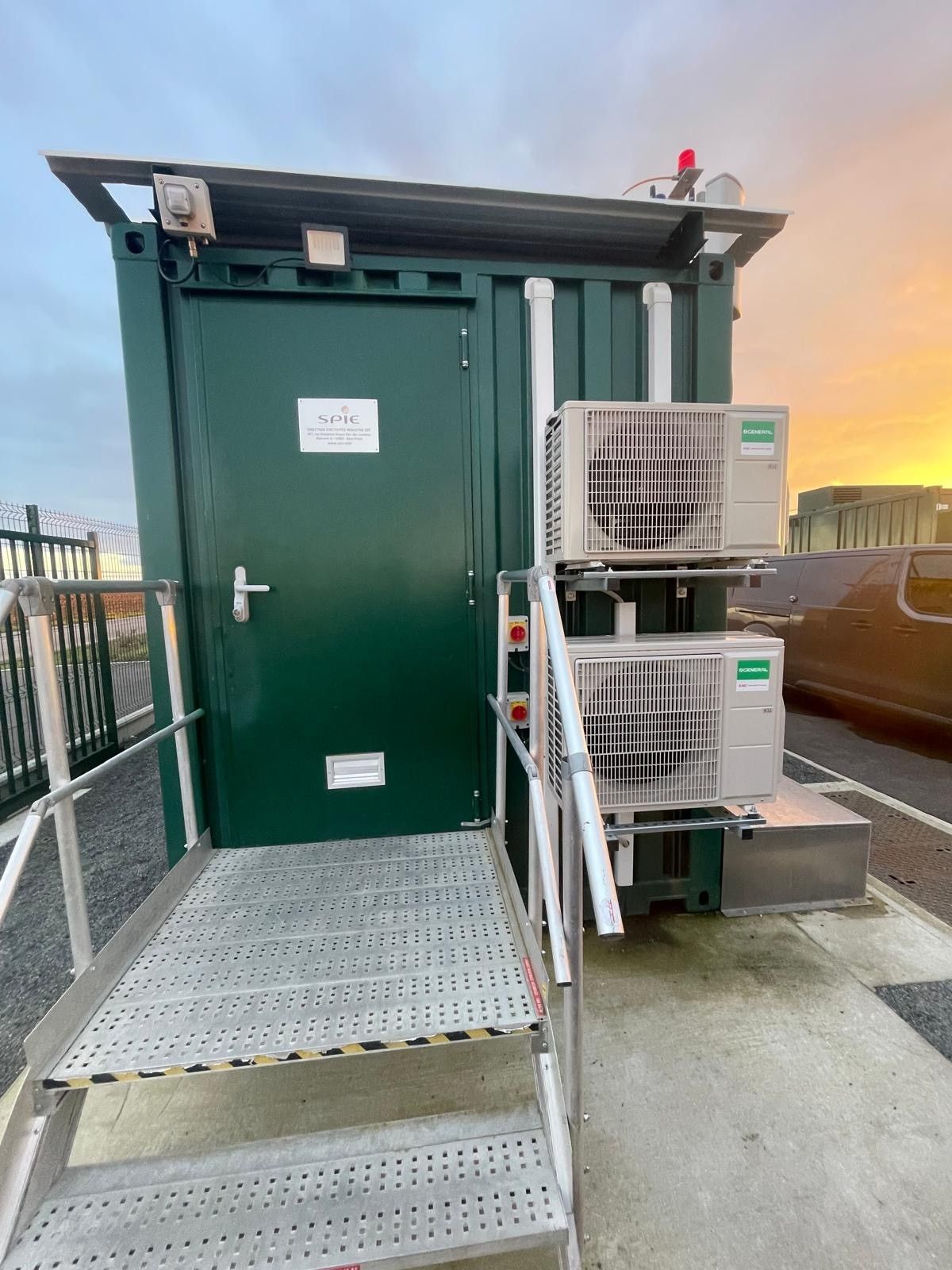 Deux unités de climatisation extérieures, au coucher du soleil.