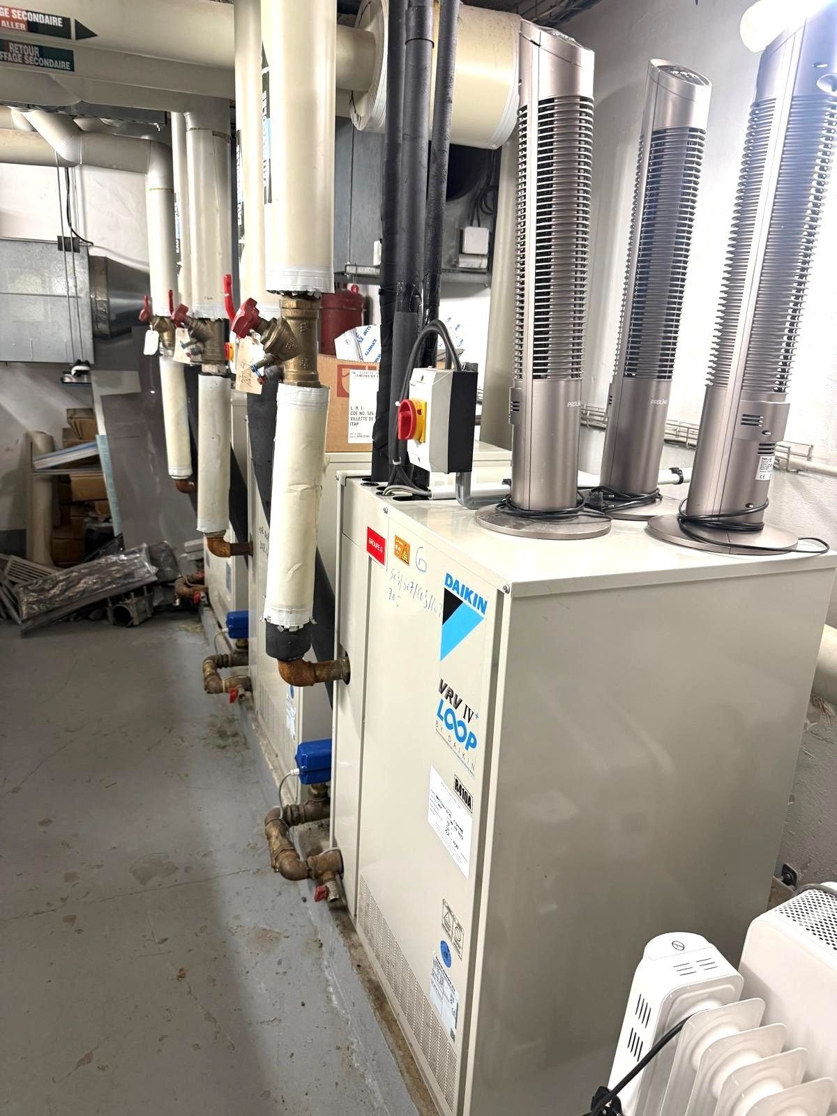 Une rangée d'unités de climatisation Daikin.