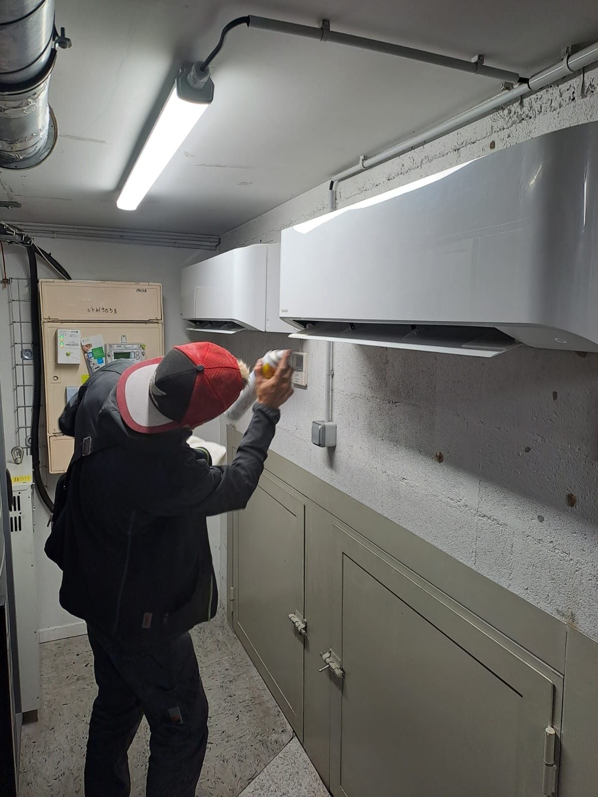 Un technicien nettoie une unité intérieure