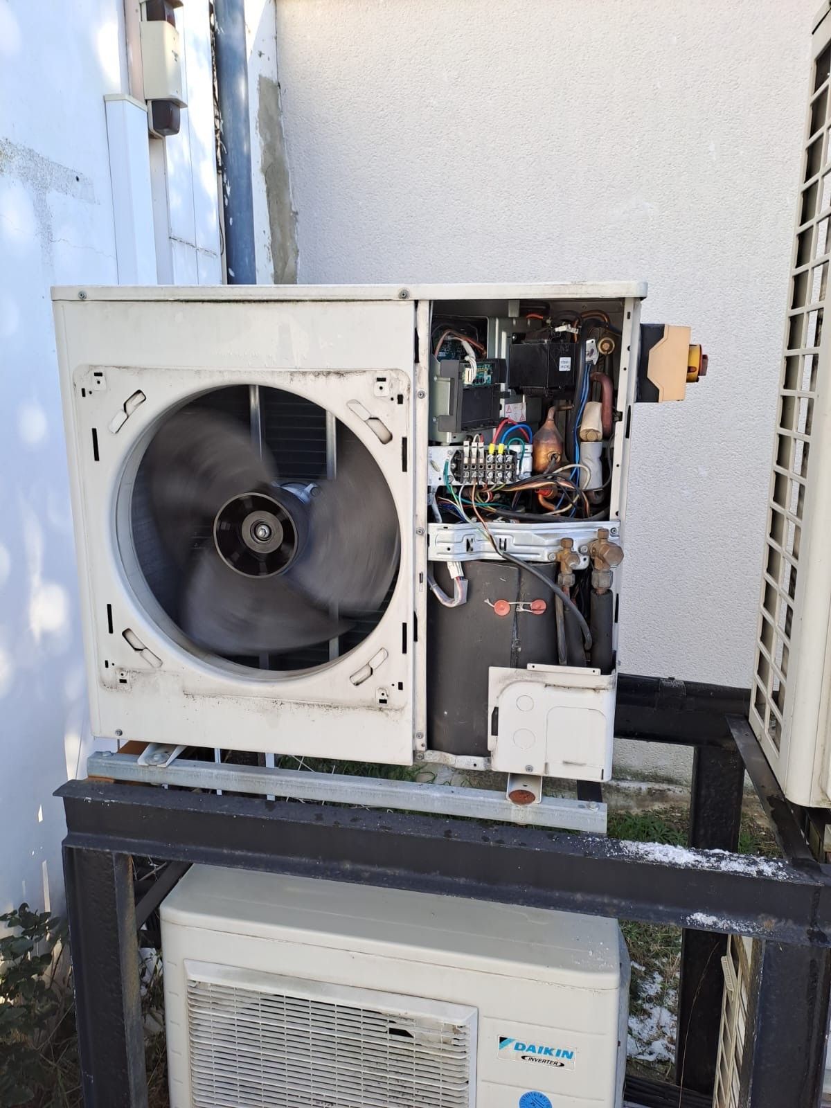 Un groupe de climatisation en réparation