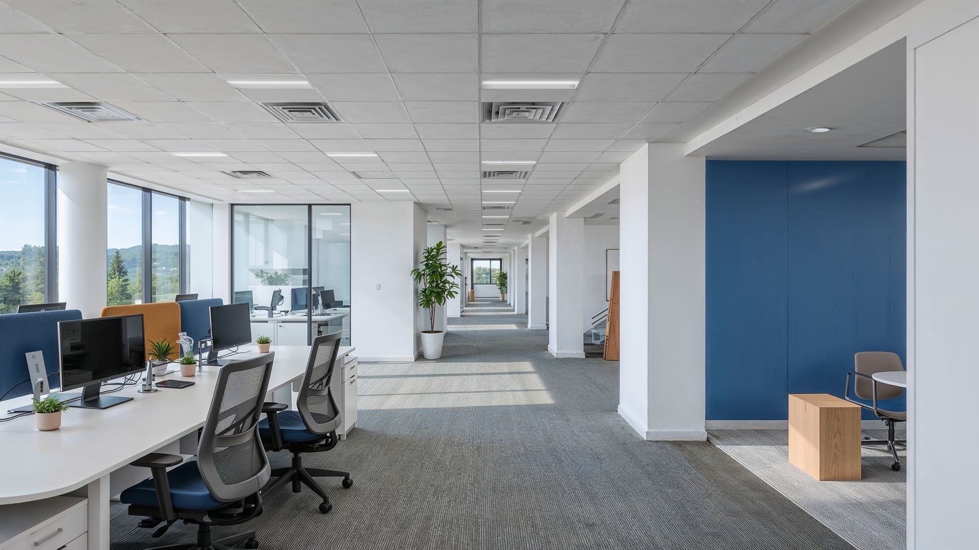 Un espace de bureaux moderne et lumineux, avec des bureaux et des chaises ergonomiques.