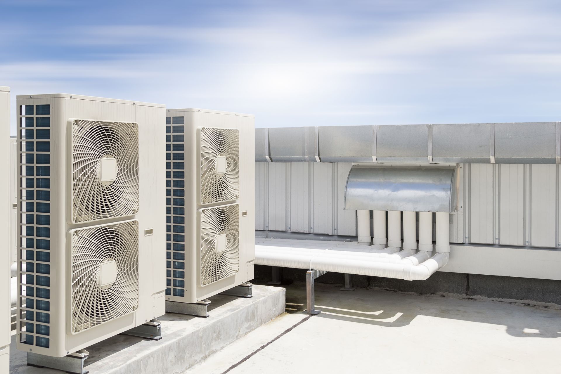 Deux unités de condensation de climatisation sont installées sur un toit.