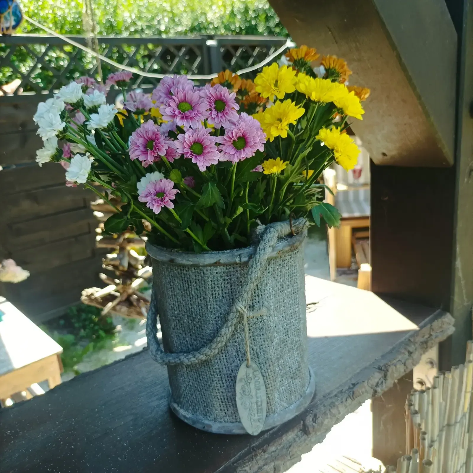 Blumen an der Gartenbar
