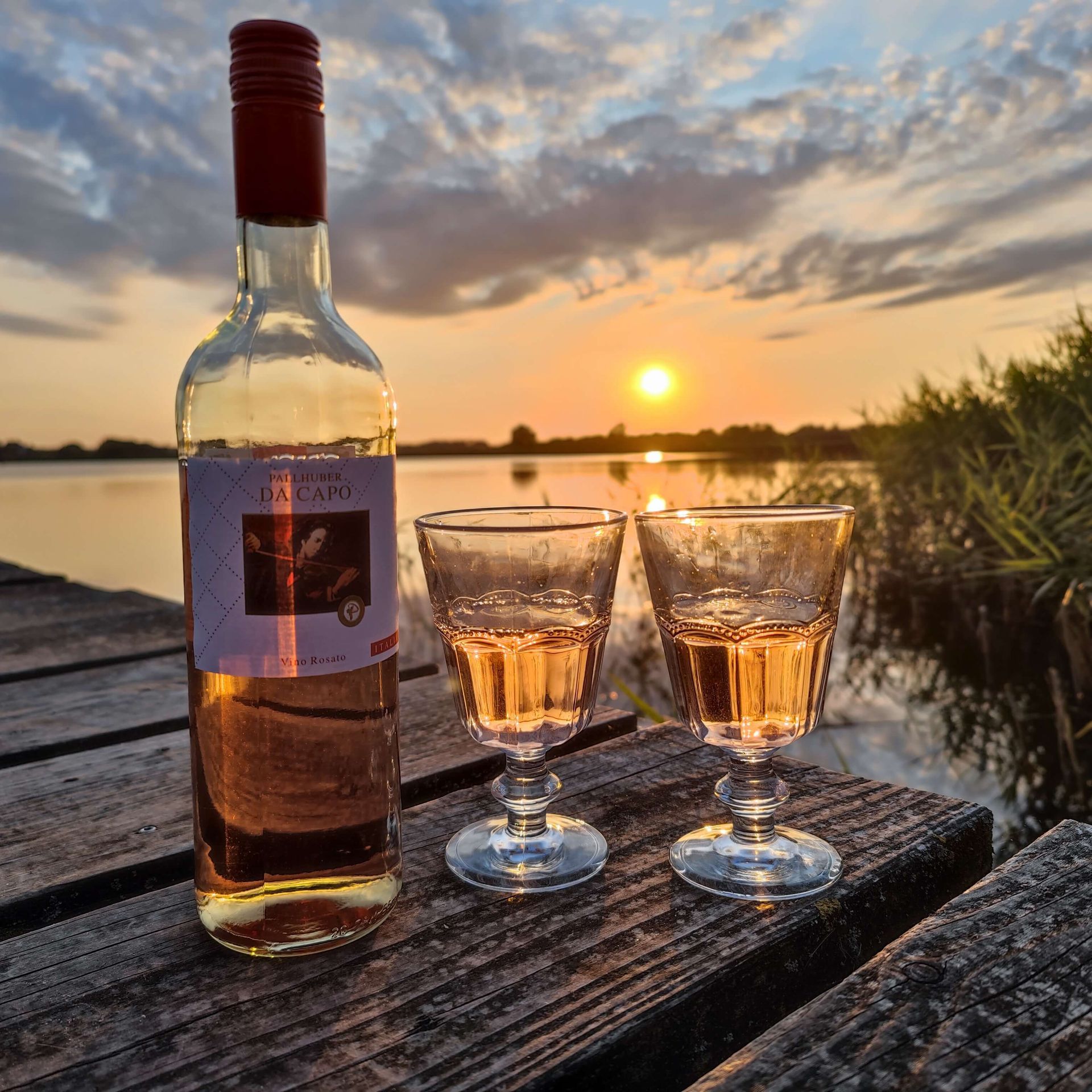 Sonnenuntergang am See mit Getränk
