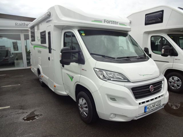 weisses wohnmobil draussen