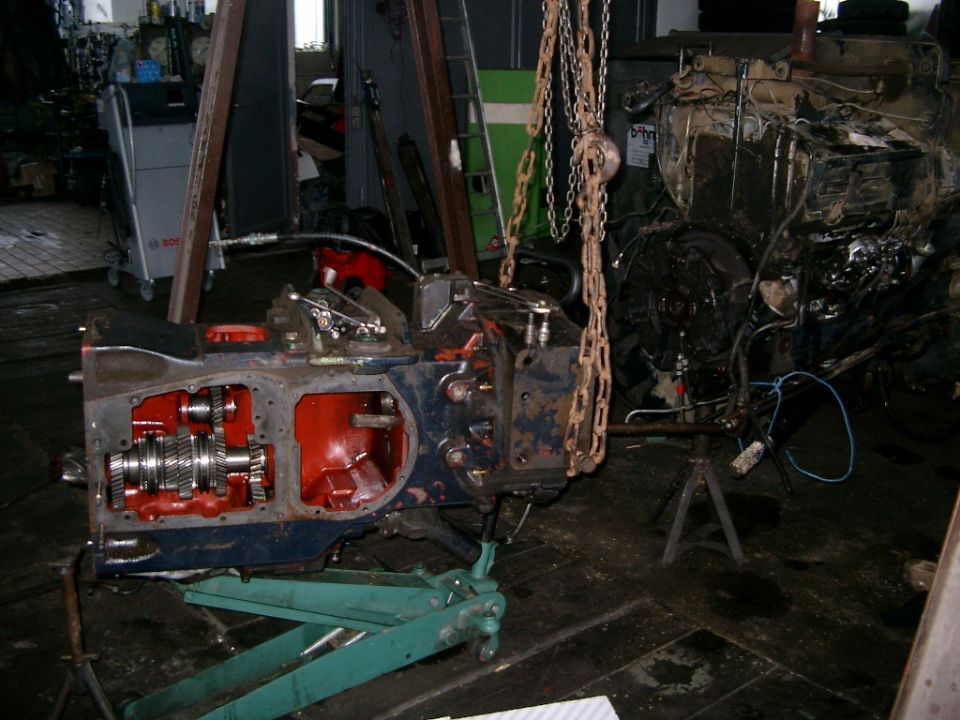 Autoteile in der Werkstatt von Autohaus Raithel.