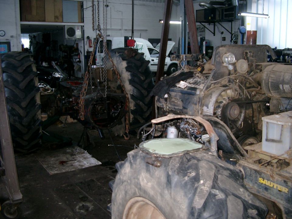 Auto- und Reifenteile für Traktoren in der Werkstatt von Autohaus Raithel.