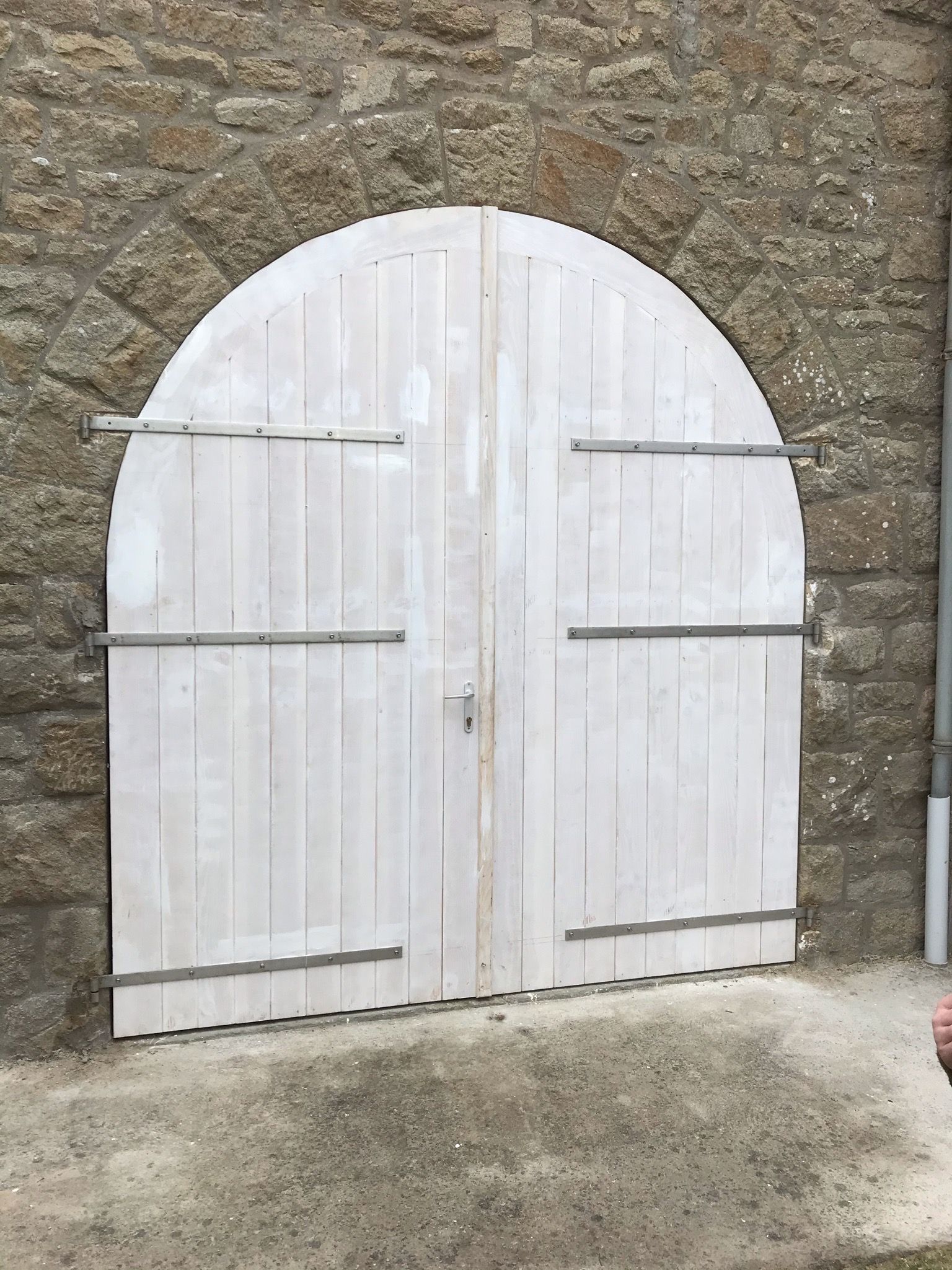 Grand volet en bois peint