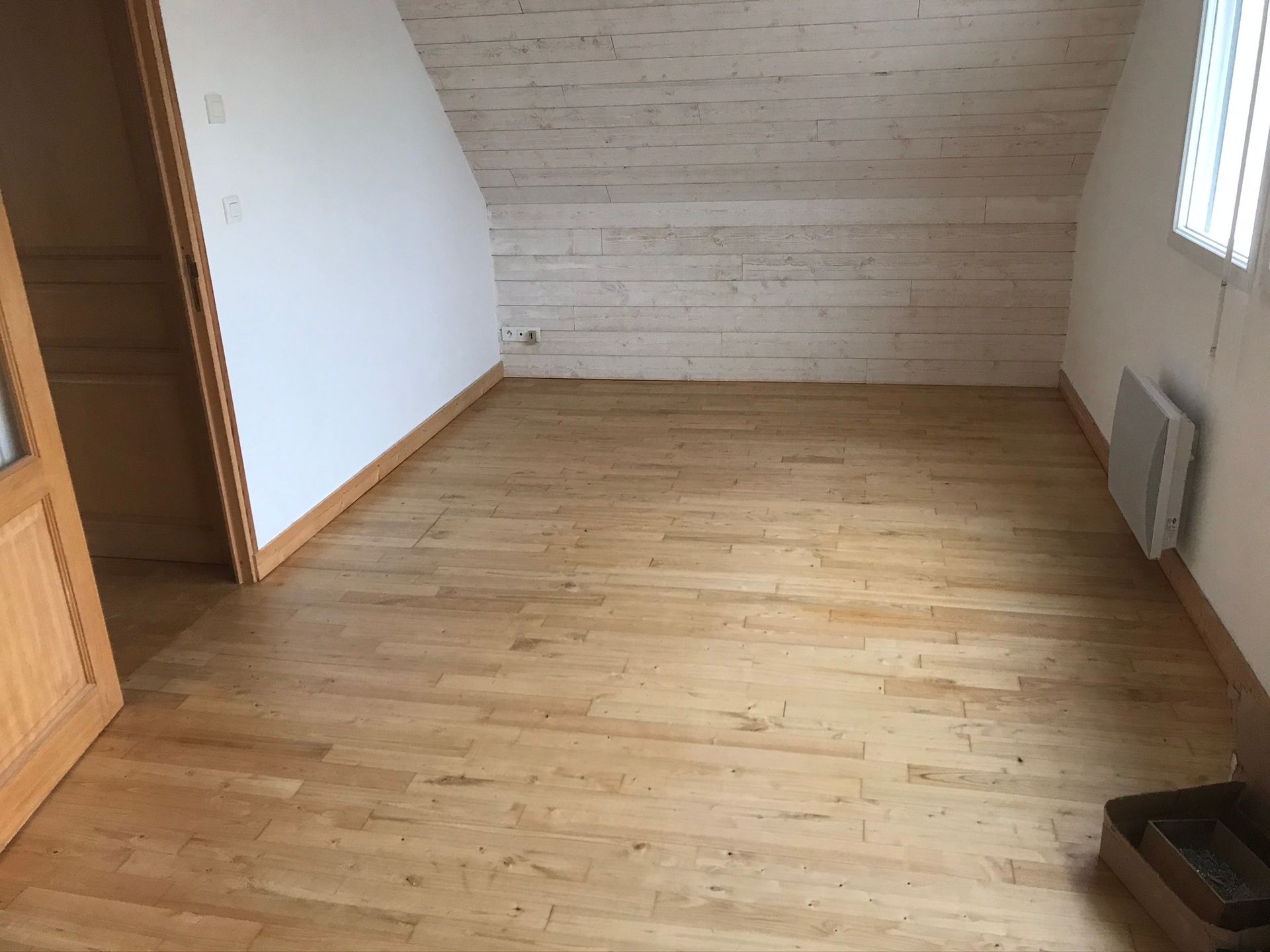 Parquet dans chambre et habillage lambris