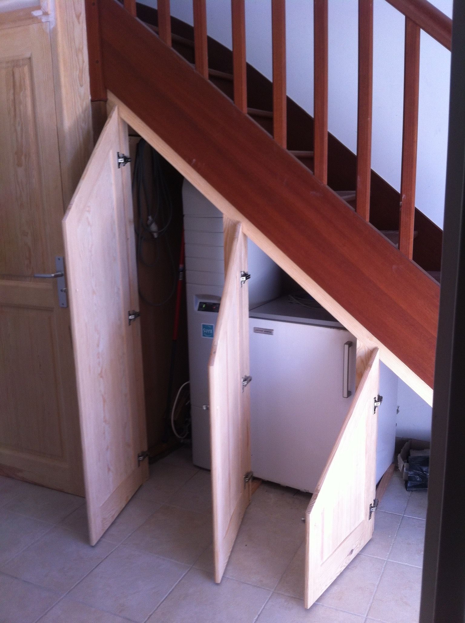 Placard sous escalier ouvert