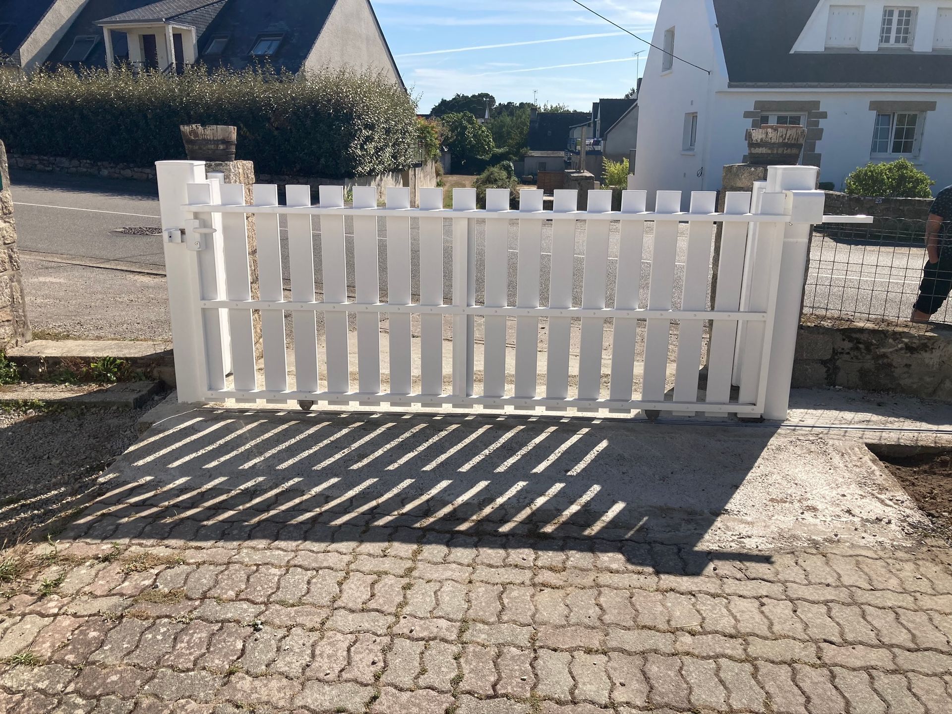 Portail coulissant en PVC blanc