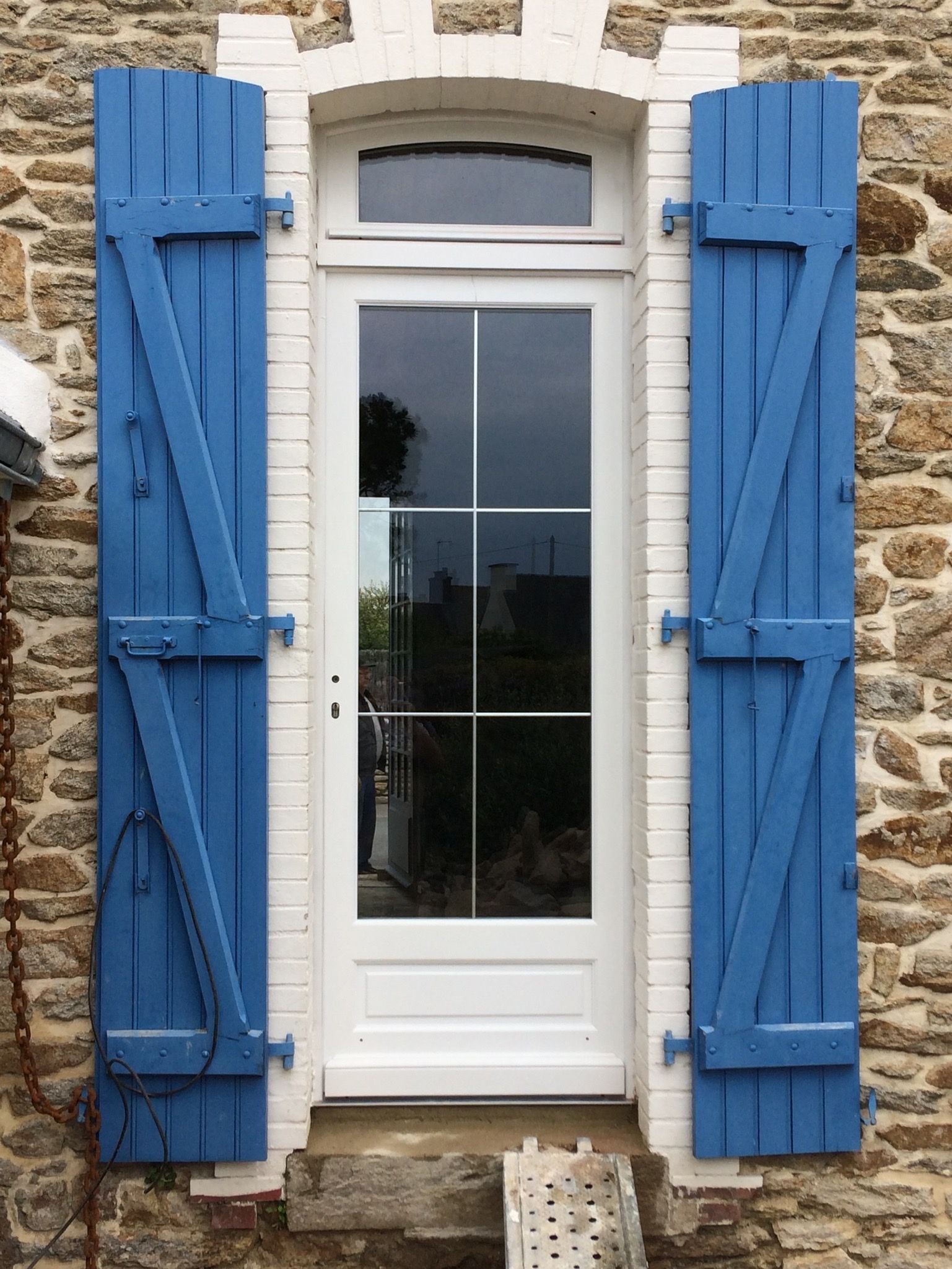 Porte-fenêtre en bois peint en blanc