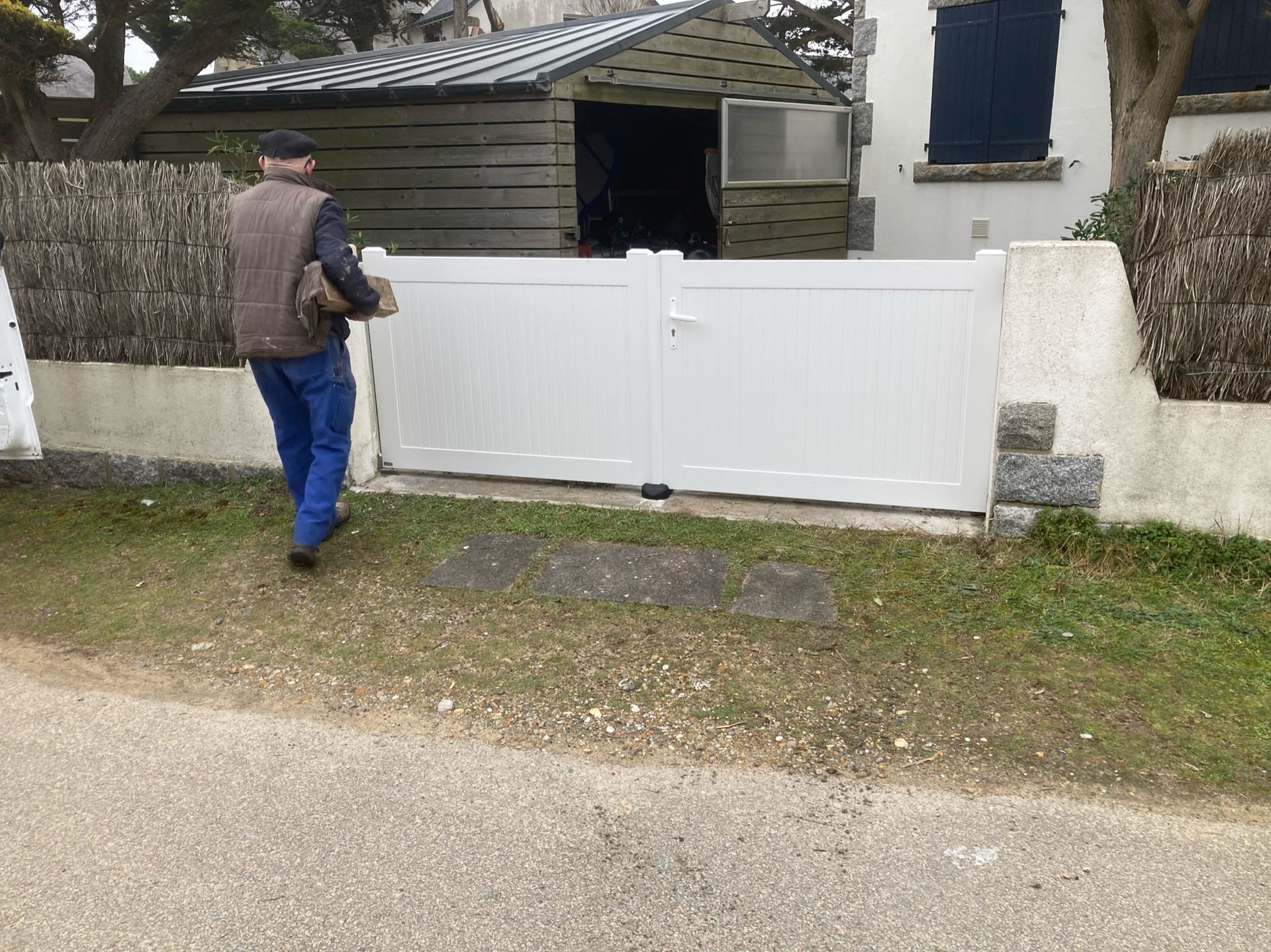 Portail en PVC blanc